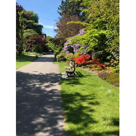 Perfectly Located 4 Storey Townhouse With 2 Parking Spaces In Central Harrogate Exteriér fotografie