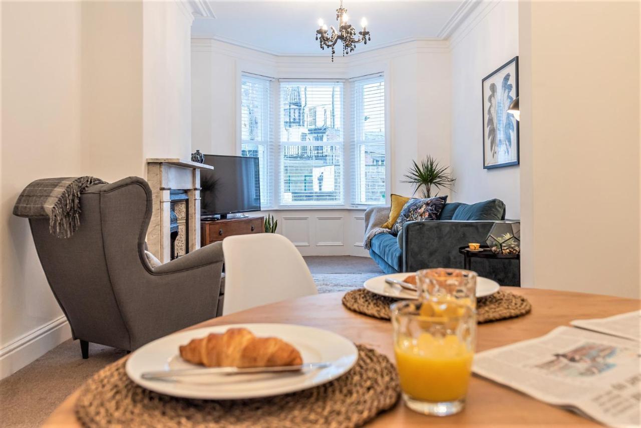 Perfectly Located 4 Storey Townhouse With 2 Parking Spaces In Central Harrogate Exteriér fotografie