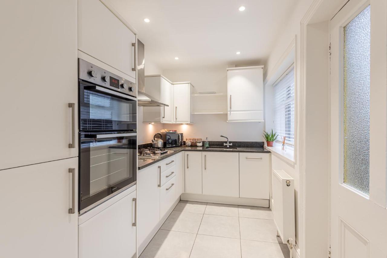 Perfectly Located 4 Storey Townhouse With 2 Parking Spaces In Central Harrogate Exteriér fotografie