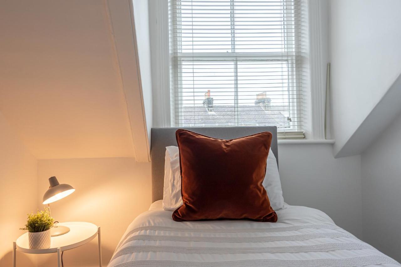 Perfectly Located 4 Storey Townhouse With 2 Parking Spaces In Central Harrogate Exteriér fotografie