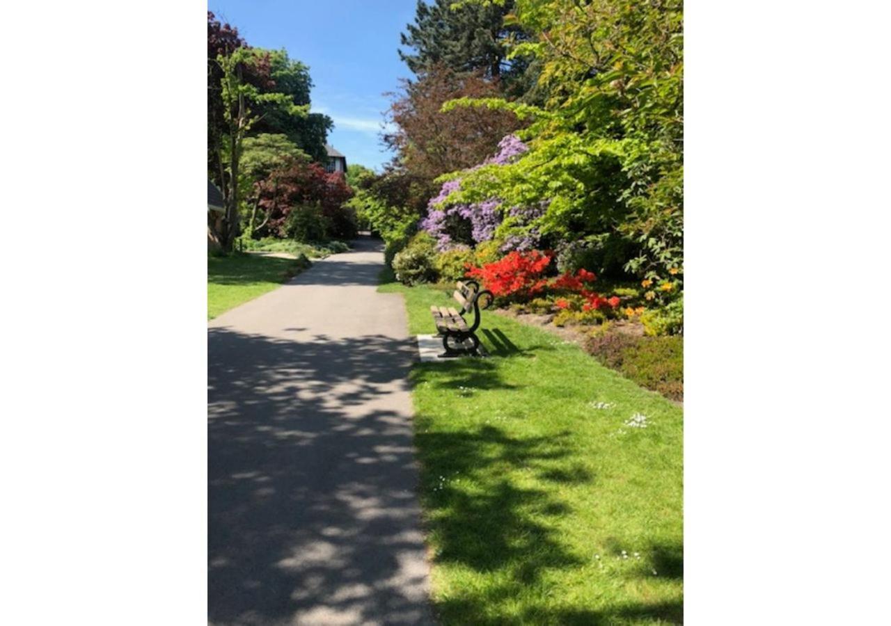 Perfectly Located 4 Storey Townhouse With 2 Parking Spaces In Central Harrogate Exteriér fotografie