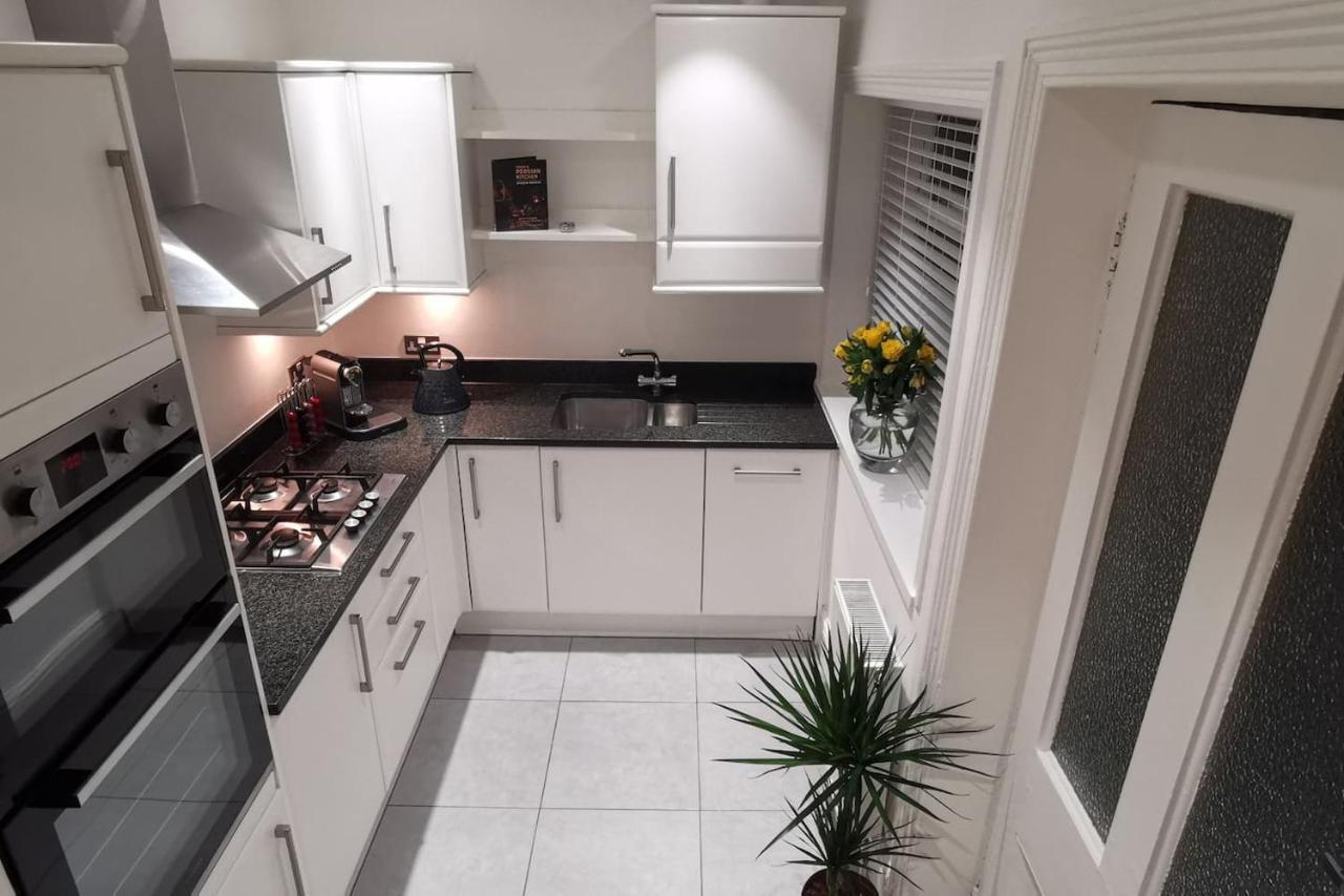 Perfectly Located 4 Storey Townhouse With 2 Parking Spaces In Central Harrogate Exteriér fotografie