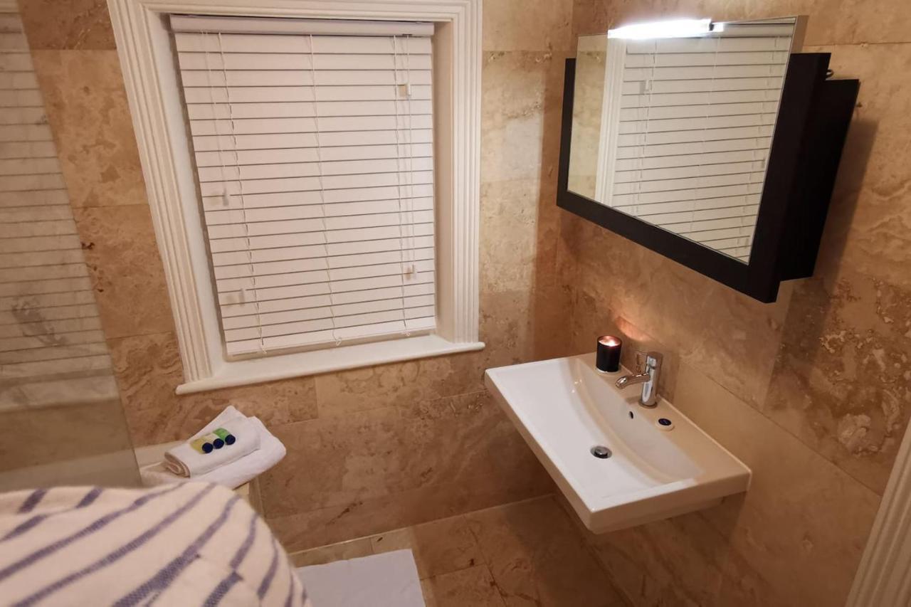 Perfectly Located 4 Storey Townhouse With 2 Parking Spaces In Central Harrogate Exteriér fotografie